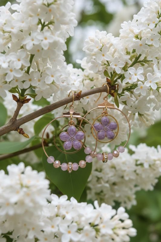 Créoles Lilas posées sur branche de lilas blanc